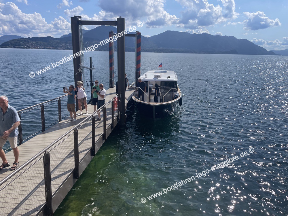 Das Boot legt am neuen Steg der Castelli di Cannero an